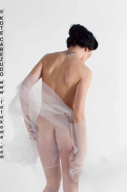 Келли прикрывает голые прелести прозрачной шалью 3 фотография