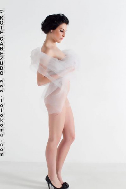Келли прикрывает голые прелести прозрачной шалью 13 фотография