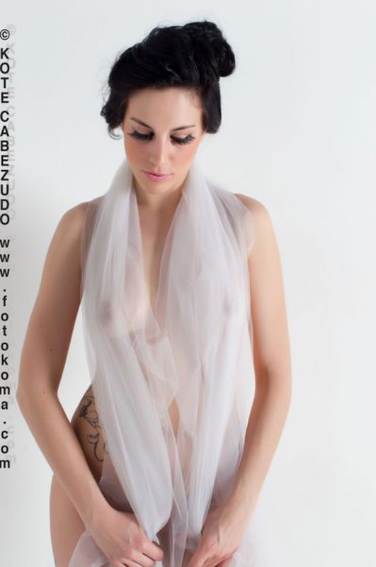 Келли прикрывает голые прелести прозрачной шалью 12 фотография