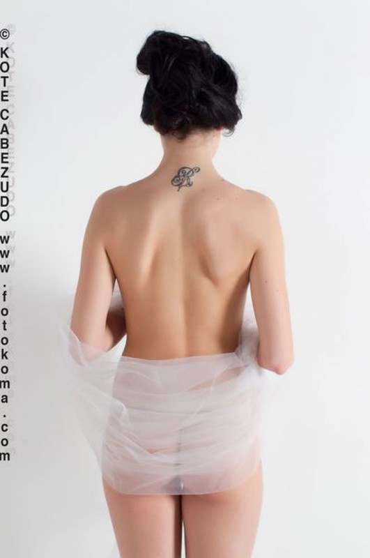 Келли прикрывает голые прелести прозрачной шалью 21 фотография
