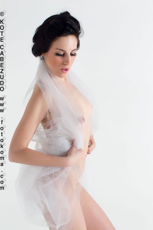 Келли прикрывает голые прелести прозрачной шалью 29 фотография