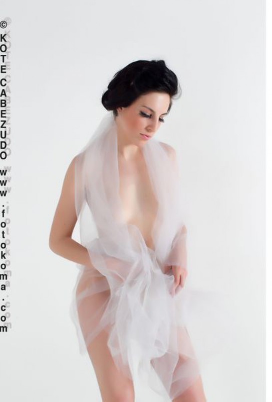 Келли прикрывает голые прелести прозрачной шалью 27 фотография
