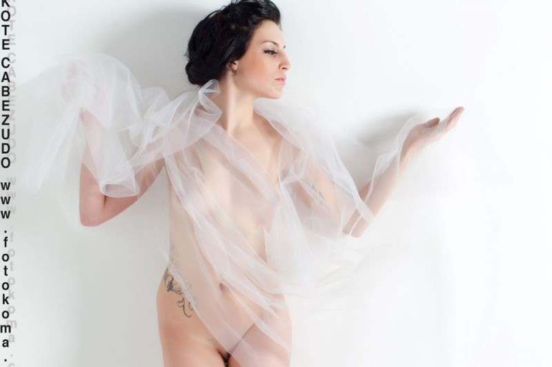 Келли прикрывает голые прелести прозрачной шалью 30 фотография