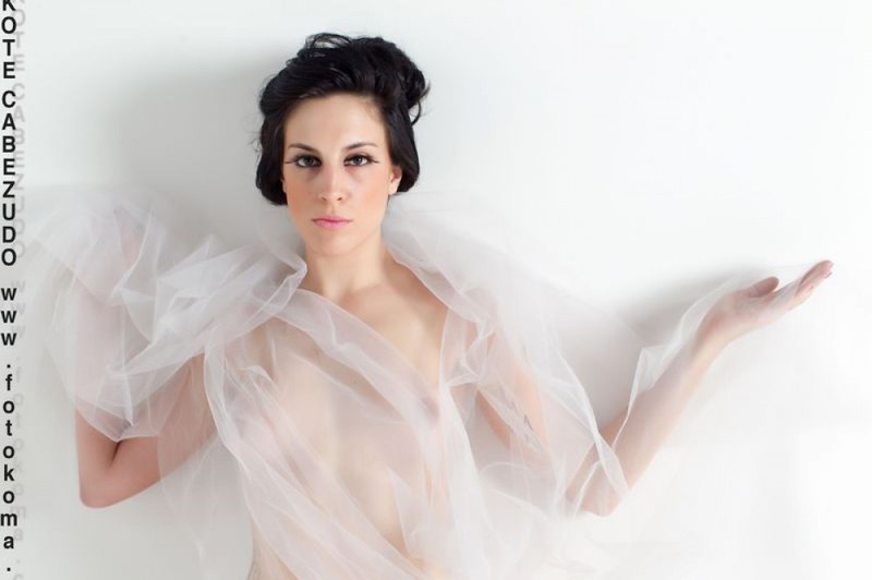 Келли прикрывает голые прелести прозрачной шалью 32 фотография