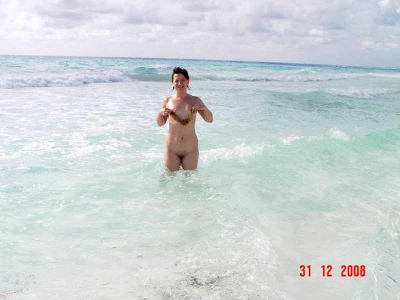 На пляже зрелая женщина предпочитает ходить голой 10 фотография