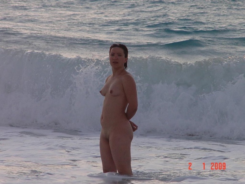 На пляже зрелая женщина предпочитает ходить голой 6 фотография