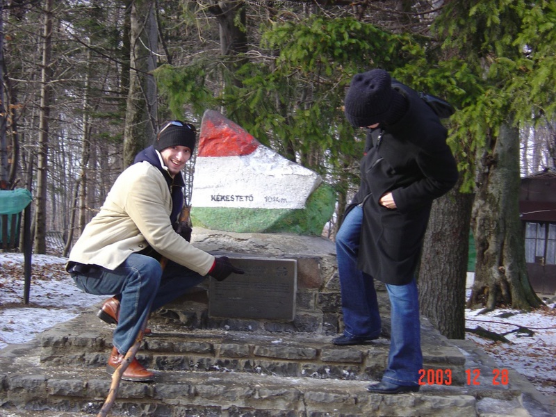 Усатый парень наблюдает за голой подругой в душе 6 фотография