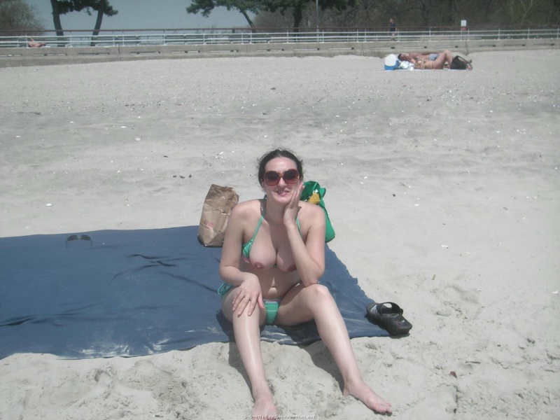 Бикса на пляже отодвигает пальчиками плавки 9 фотография
