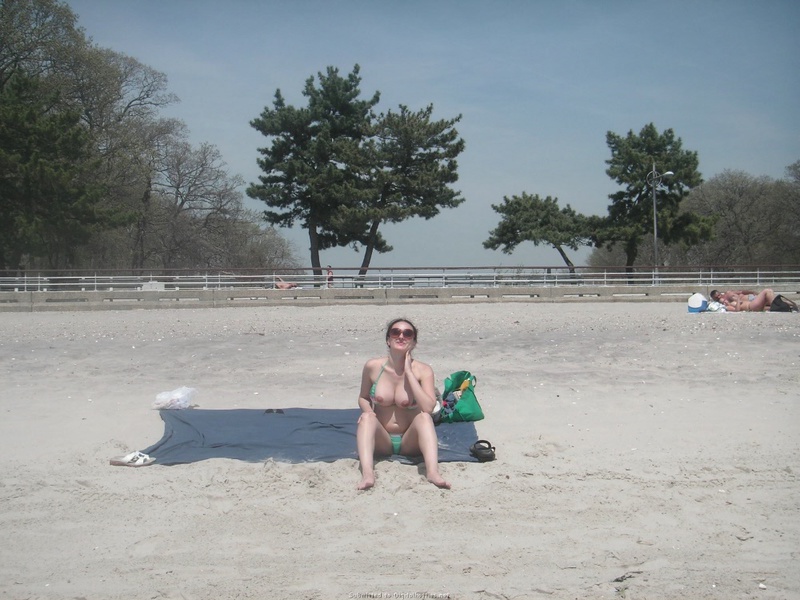Бикса на пляже отодвигает пальчиками плавки 6 фотография