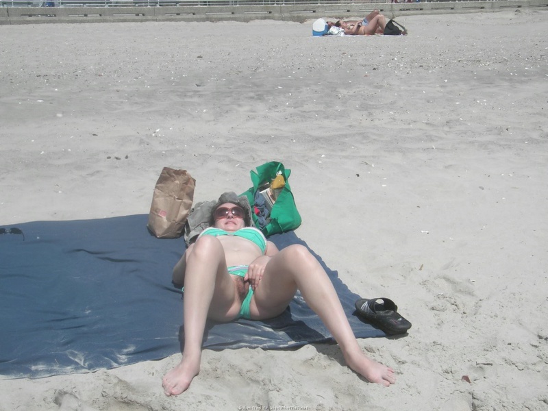 Бикса на пляже отодвигает пальчиками плавки 12 фотография