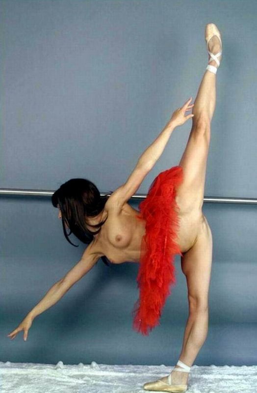 Пошлые балерины тренируются без нижнего белья 11 фотография