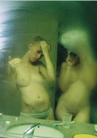 Милые леди снимают себя перед зеркалом без одежды 4 фотография