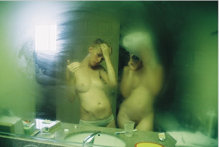 Милые леди снимают себя перед зеркалом без одежды 4 фотография