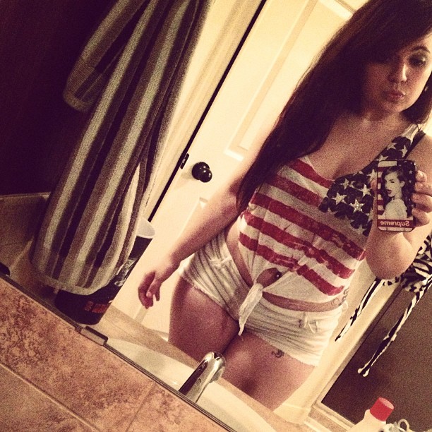 Толстая американка надела патриотичный купальник на прелести 8 фотография