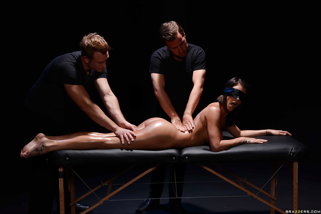 Эротический массаж закончился для девушки групповым сексом 3 фотография