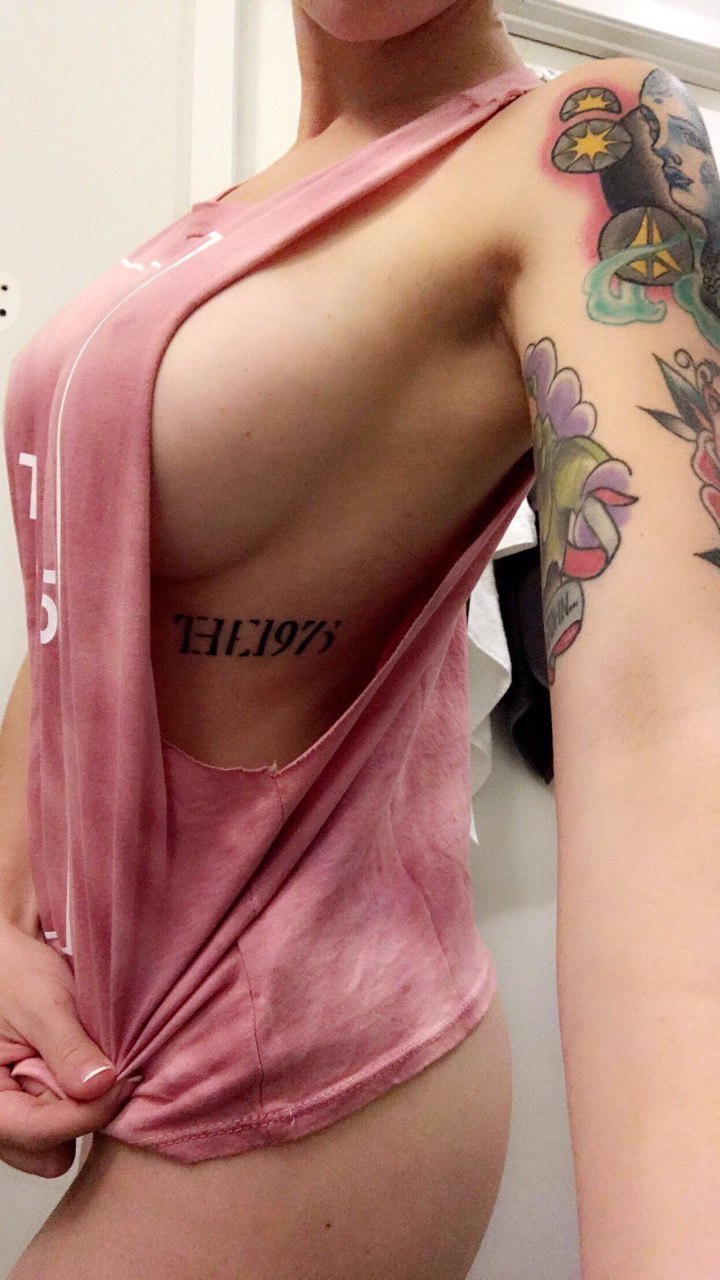 Сексуальные цыпочки хвастаются татуировками на обнаженном теле 4 фотография