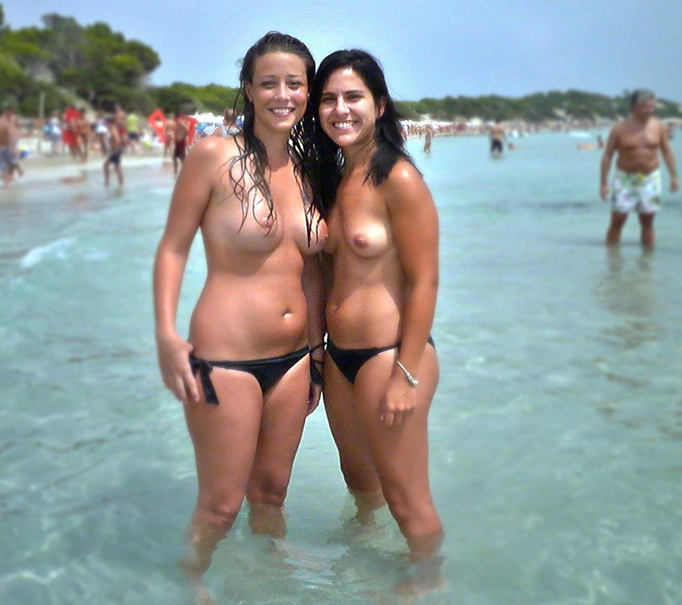 Курортницы с голыми дойками на пляже и в отеле 10 фотография