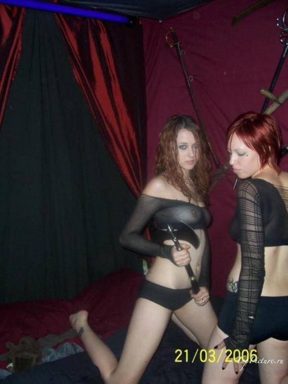 Сексуальные лесбиянки на кровати балуются с холодным оружием 2 фотография