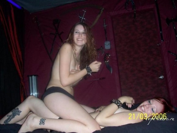 Сексуальные лесбиянки на кровати балуются с холодным оружием 4 фотография