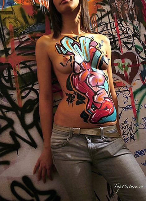 Девчонки показывают граффити нарисованное на их обнаженном теле 20 фотография