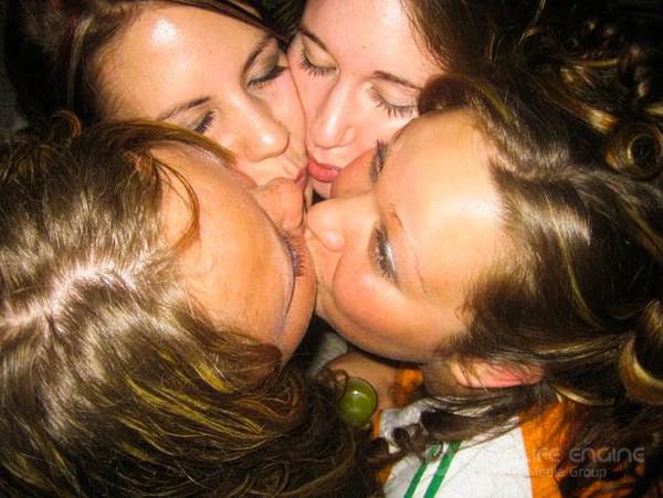 Пьяные лесбиянки целуются в кафе 14 фотография
