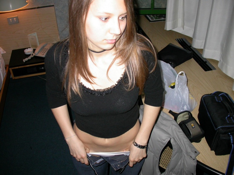 Молодая красотка показывает волосатую киску в чужой квартире 3 фотография