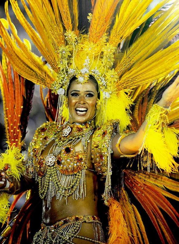 Нарядные танцовщицы щеголяют по улицам на карнавале в Рио 5 фотография