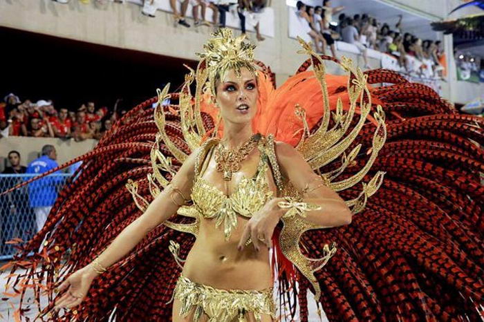 Нарядные танцовщицы щеголяют по улицам на карнавале в Рио 17 фотография