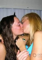 Бухзие лесбиянки целуются взасос 2 фотография