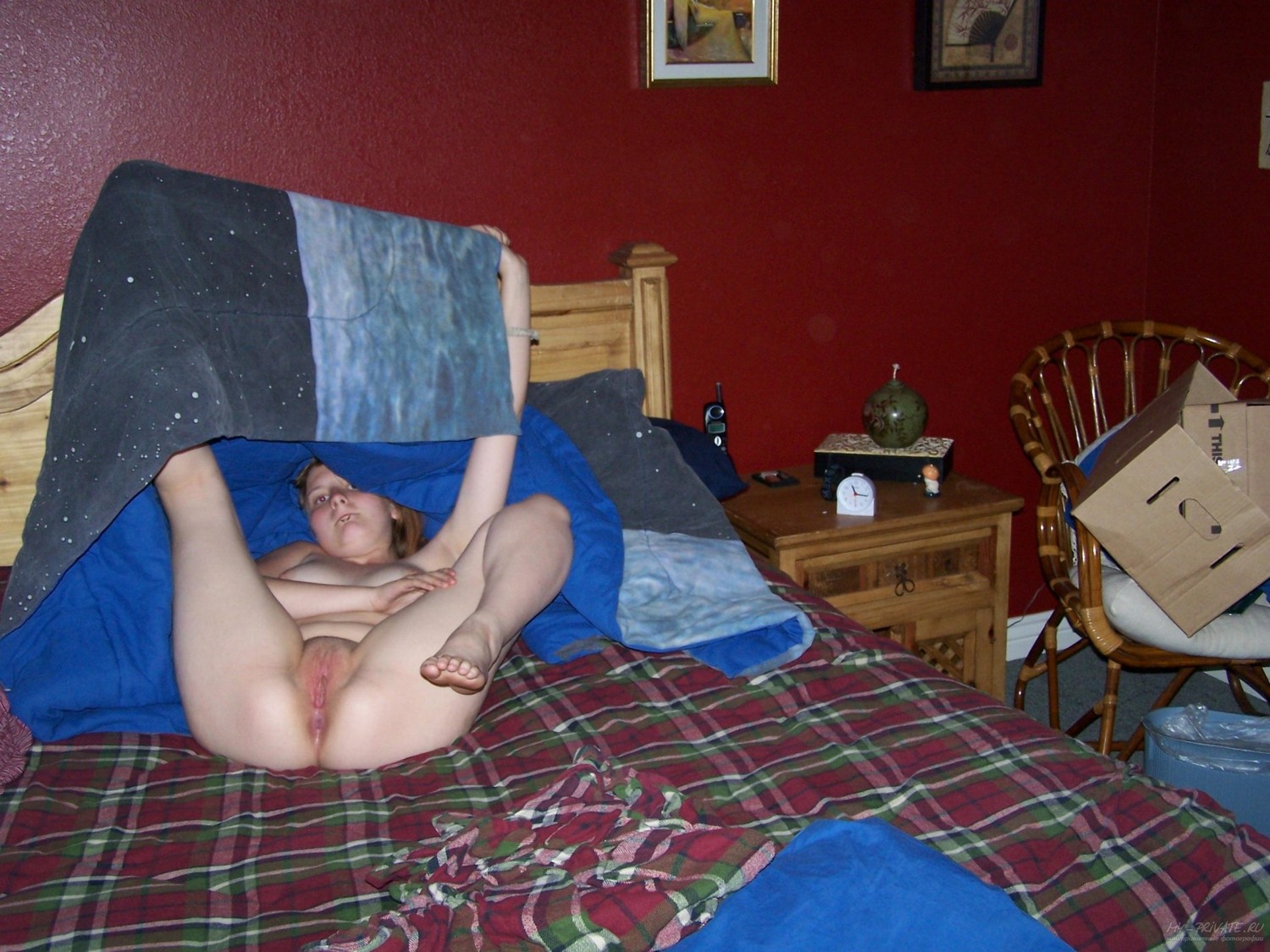 Бабенка в сексуальном белье позирует в спальне 12 фотография