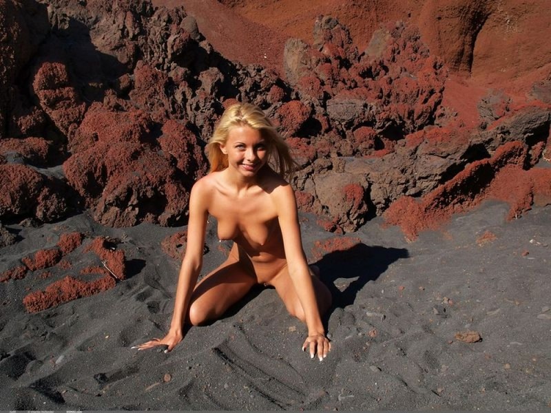 Голая блондинка показывает себя на красных скалах 7 фотография