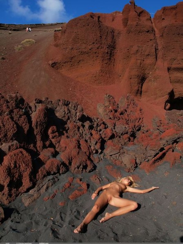 Голая блондинка показывает себя на красных скалах 9 фотография
