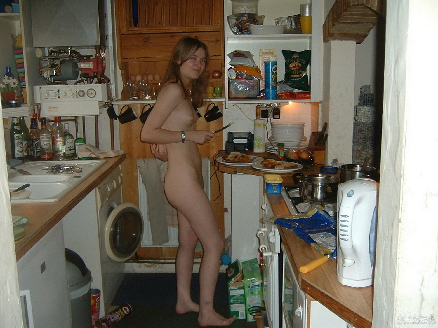 Молоденькая нимфа щеголяет по дому без одежды 7 фотография