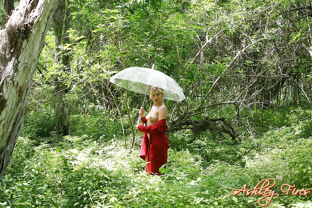 Барышня с зонтом проветривает титьки в лесу 2 фотография