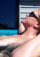 Толстая блондинка загорает под солнцем полностью голая 11 фото