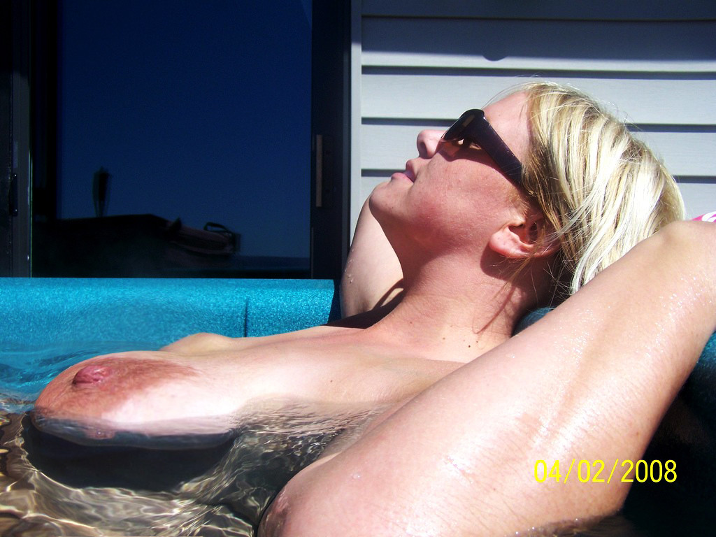 Толстая блондинка загорает под солнцем полностью голая 11 фотография