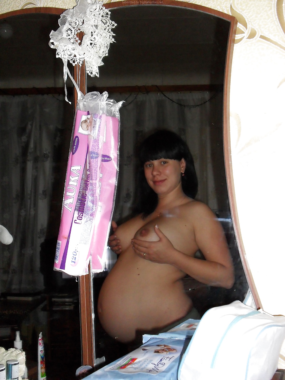 Развратная брюнетка позирует в трусиках до и во время беременности 10 фотография