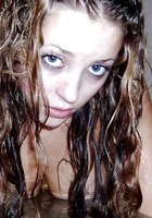 Молодая нимфа хвастается упругими дойками купаясь в ванной 15 фото
