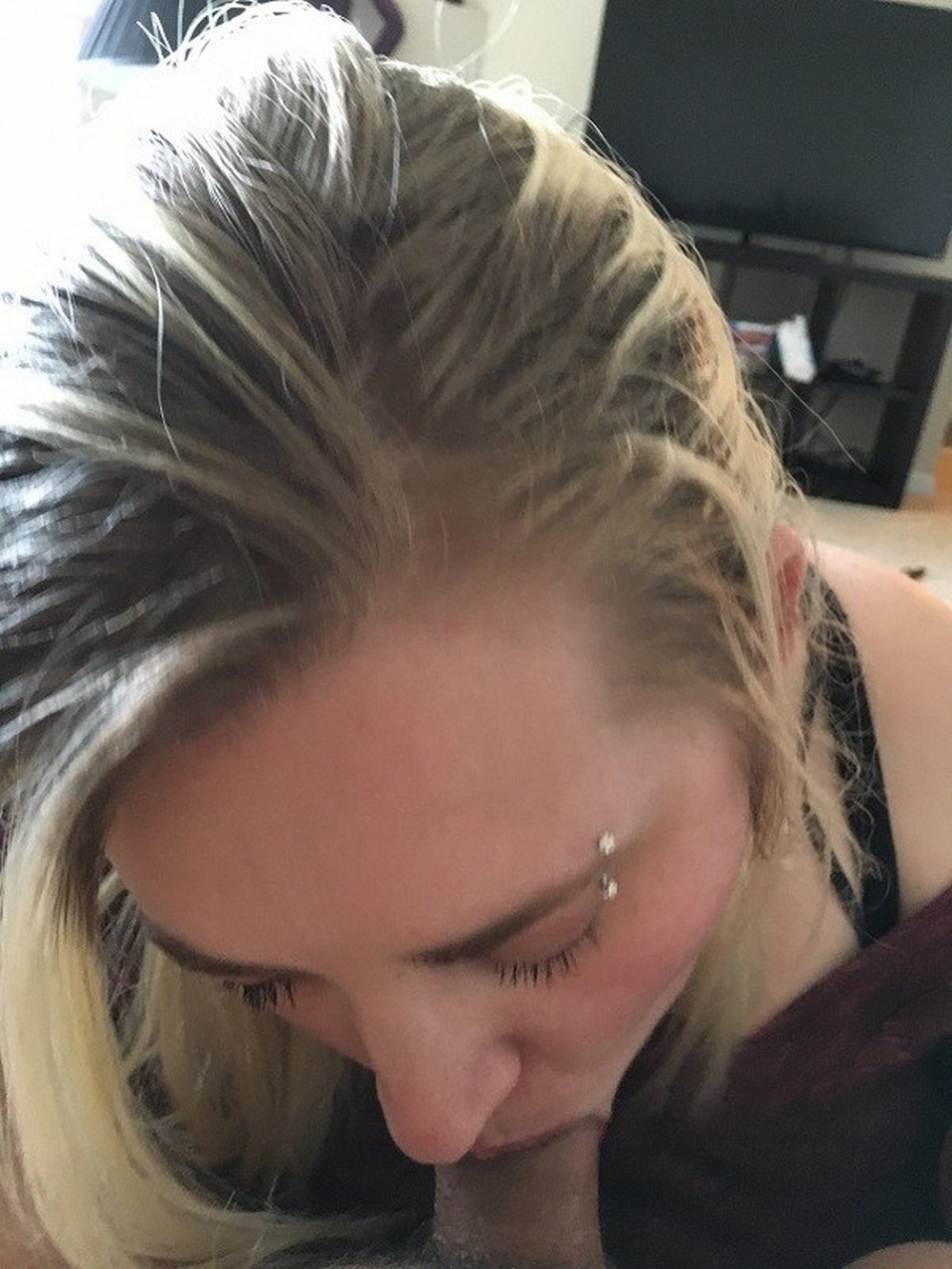 Блондинка с пирсингом в брови делает минет перед камерой 13 фотография