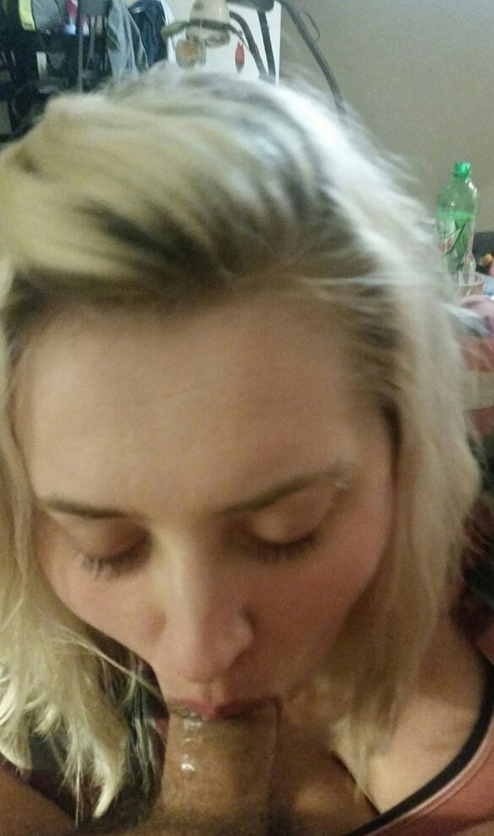 Блондинка с пирсингом в брови делает минет перед камерой 14 фотография
